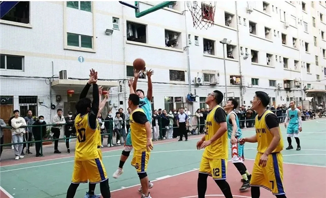 激情与梦想同在   拼搏助青春飞扬——记一场激动人心的篮球比赛2.jpg